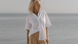 Los pantalones cortos de las rebajas de Carrefour por menos de 8 euros que prometen ser la prenda esencial de las mujeres +50 que veranean en agosto