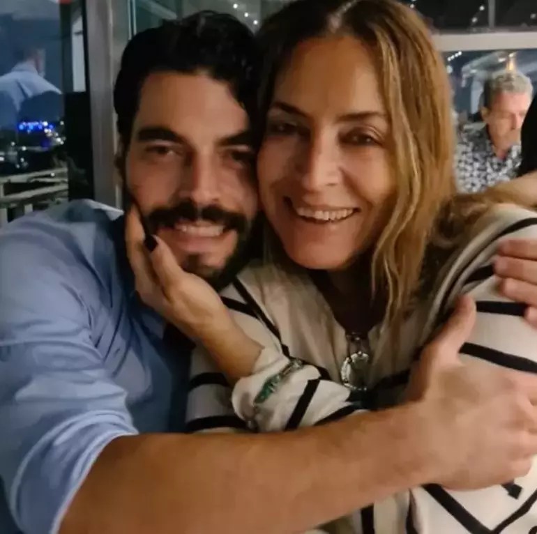 Akin junto a su madre, Özlem-Twitter
