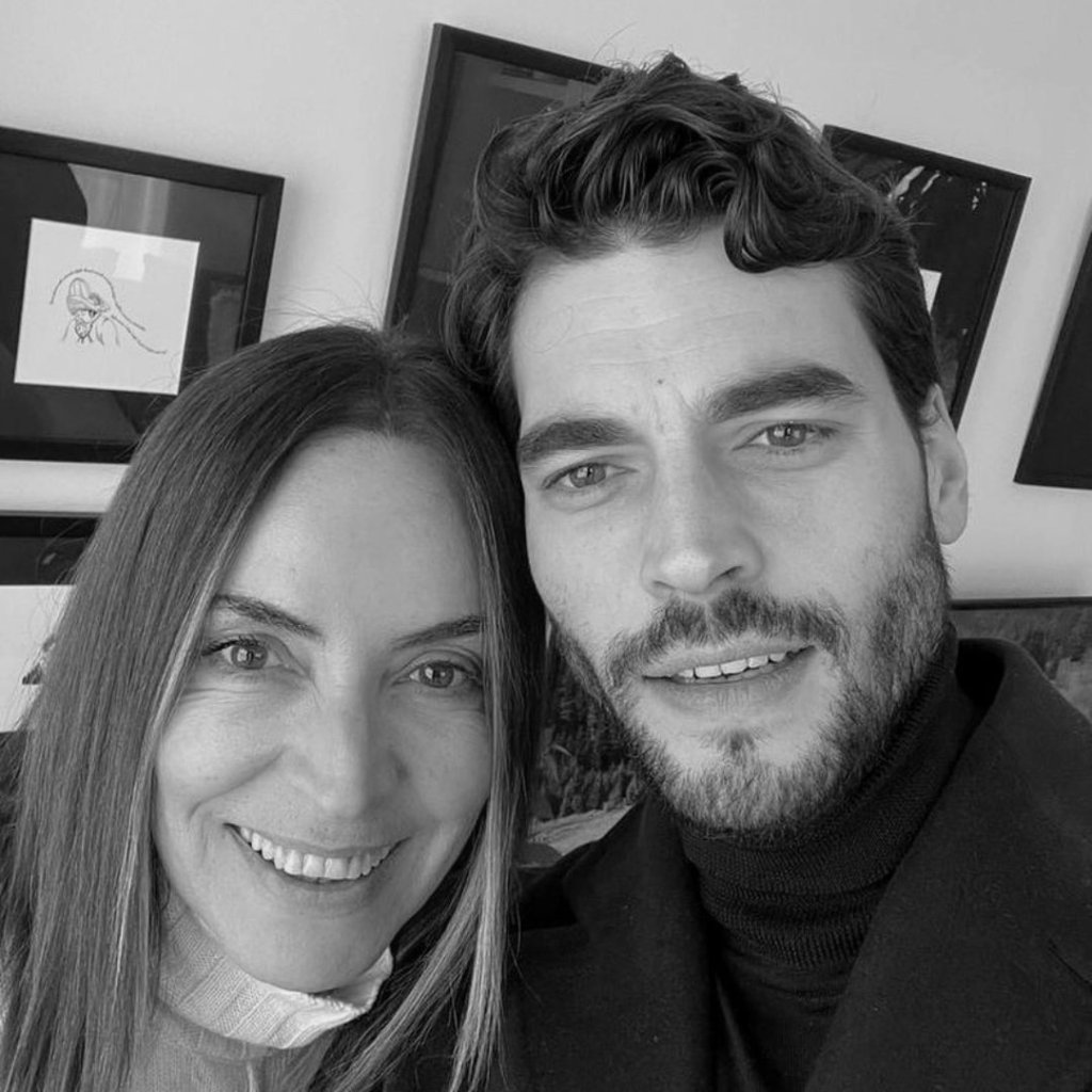 Akin Akinözü junto a su madre, Özlem-Twitter