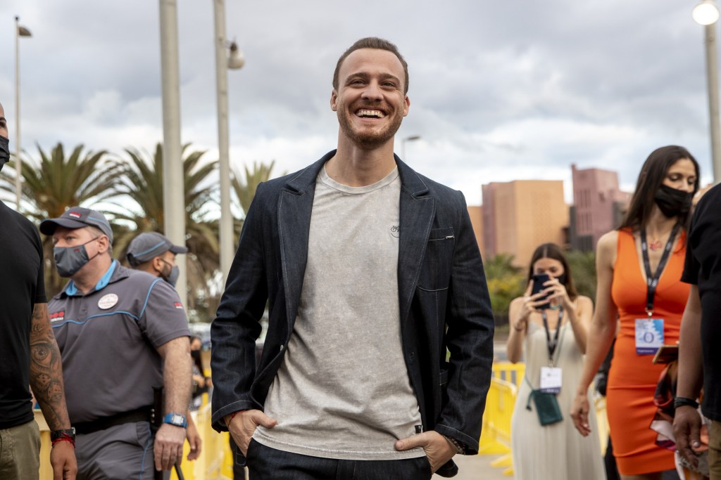 Kerem Bürsin da el salto a Brasil con su película 'Mavi Mağara': fecha de estreno