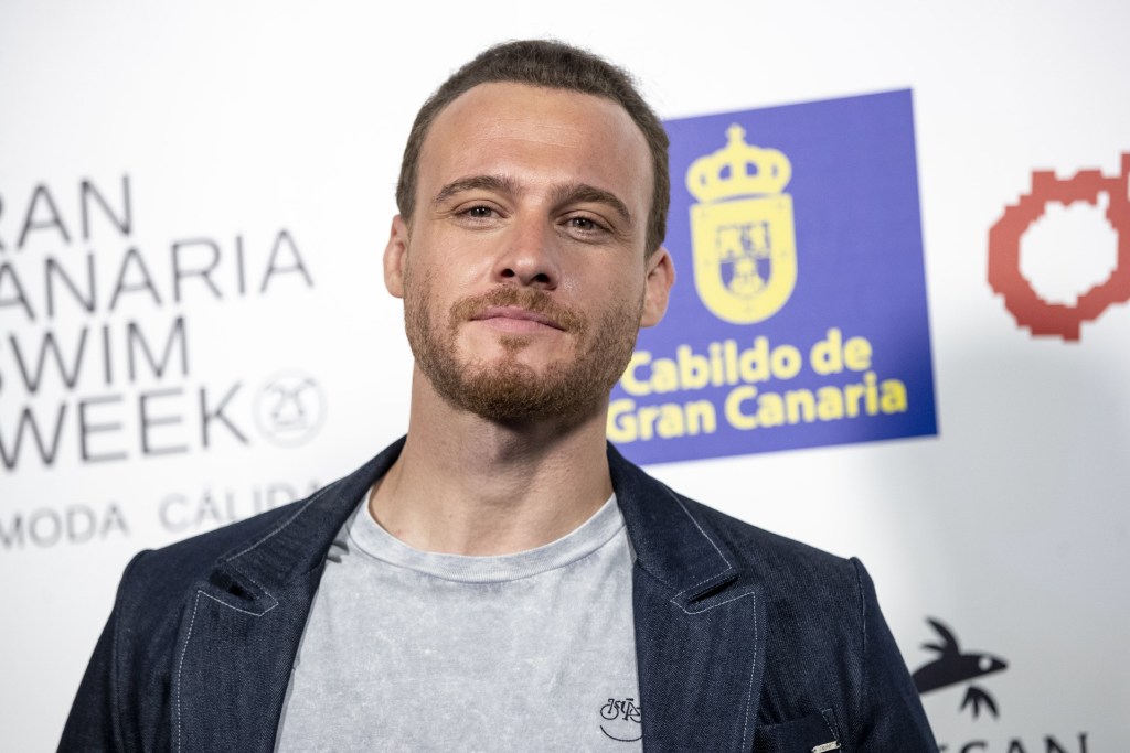 Kerem Bürsin da el salto a Brasil con su película 'Mavi Mağara': fecha de estreno