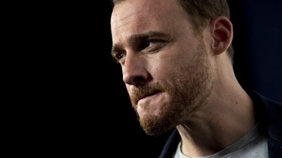 Kerem Bürsin da el salto a Brasil con su película 'Mavi Mağara': fecha de estreno