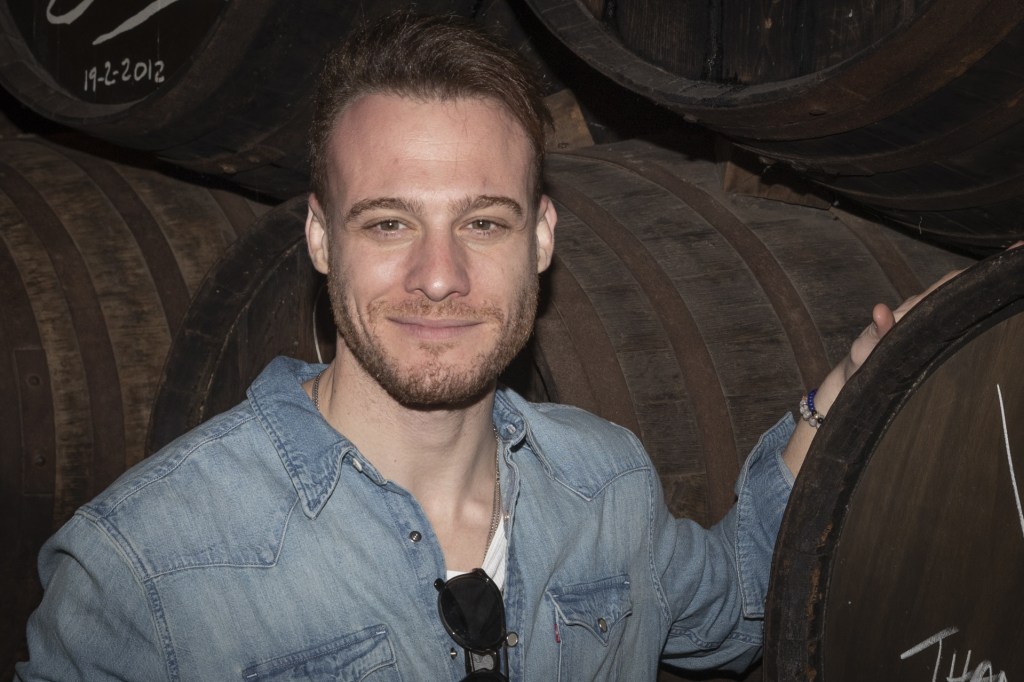 Kerem Bürsin da el salto a Brasil con su película 'Mavi Mağara': fecha de estreno