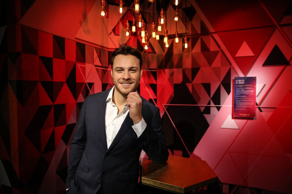 Kerem Bürsin da el salto a Brasil con su película 'Mavi Mağara': fecha de estreno