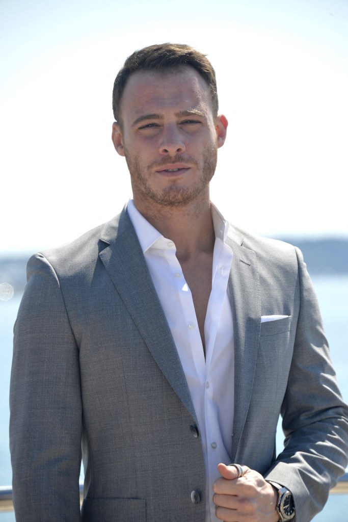 Kerem Bürsin da el salto a Brasil con su película 'Mavi Mağara': fecha de estreno