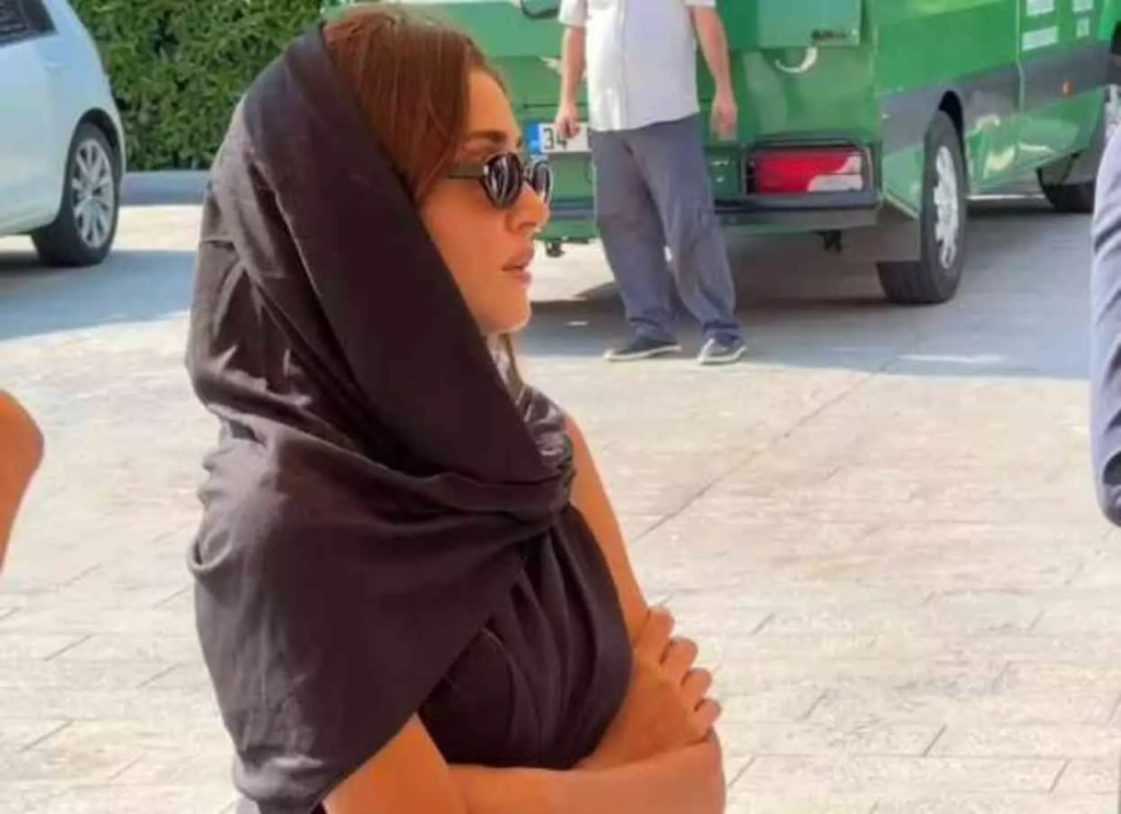 Hande Erçel en el funeral de Özlem Akinözü-Twitter