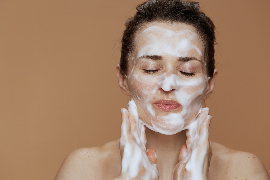 Una farmacéutica analiza el limpiador facial para pieles sensibles de Mercadona: por qué motivo no lo recomienda