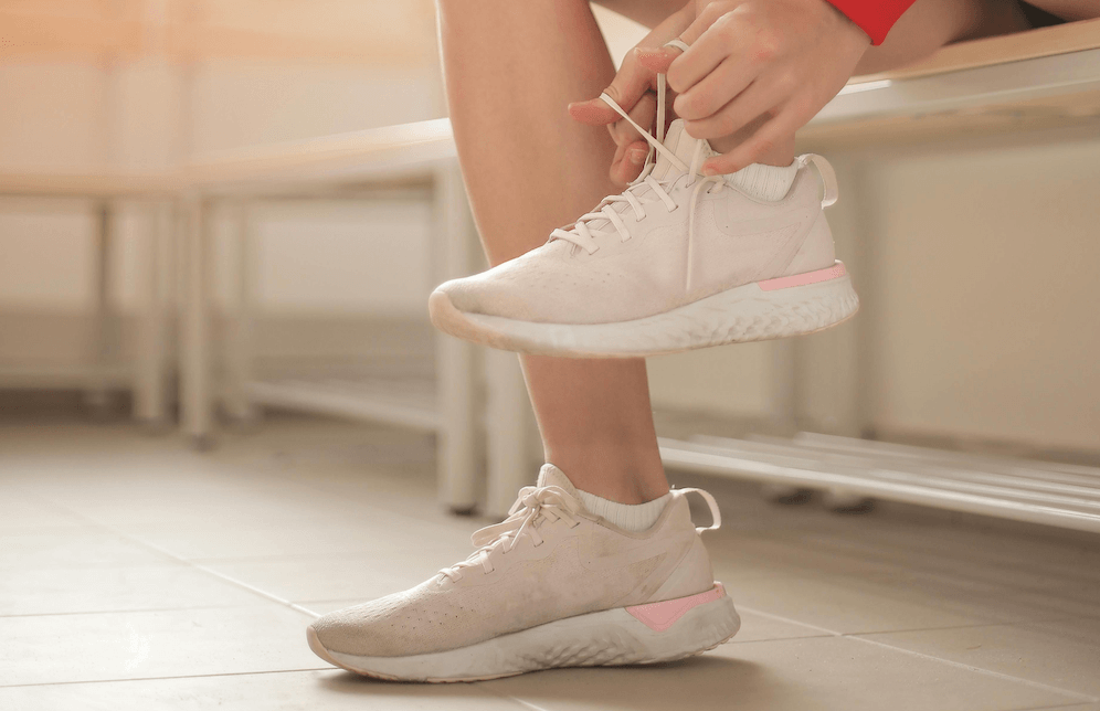 El Corte Inglés tira la casa por la ventana rebajando a la mitad las zapatillas Skechers, Geox o Pikolinos que más triunfan entre las mujeres de 50 y 60 años