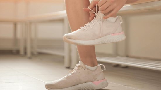 El Corte Inglés tira la casa por la ventana rebajando a la mitad las zapatillas Skechers, Geox o Pikolinos que más triunfan entre las mujeres de 50 y 60 años