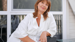 Los vestidos camiseros de las rebajas de Zara, Cortefiel o Massimo Dutti que las mujeres +50 llevarán en las noches de verano o en la vuelta a la oficina