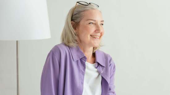 Ni Sfera ni C&A: las camisas de lino más fresquitas y baratas para las mujeres de 50 y 60 años que quieren vestir elegantes sin esfuerzo están en Stradivarius