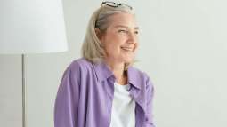 Ni Sfera ni C&A: las camisas de lino más fresquitas y baratas para las mujeres de 50 y 60 años que quieren vestir elegantes sin esfuerzo están en Stradivarius