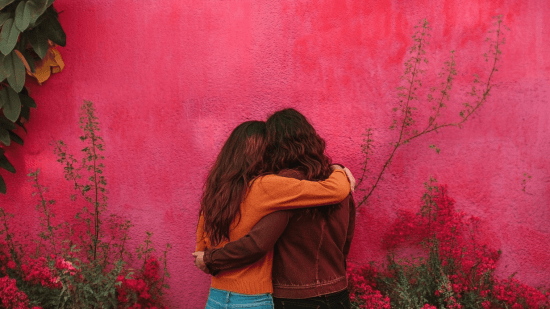 zinetmedia_dos_amigos_abrazndose_--ar_43_--v_6.1_11df0acf-076f-42ea-9ff6-c817ce1f2827_2