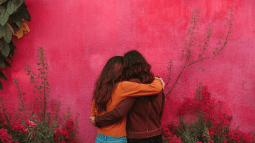 zinetmedia_dos_amigos_abrazndose_--ar_43_--v_6.1_11df0acf-076f-42ea-9ff6-c817ce1f2827_2