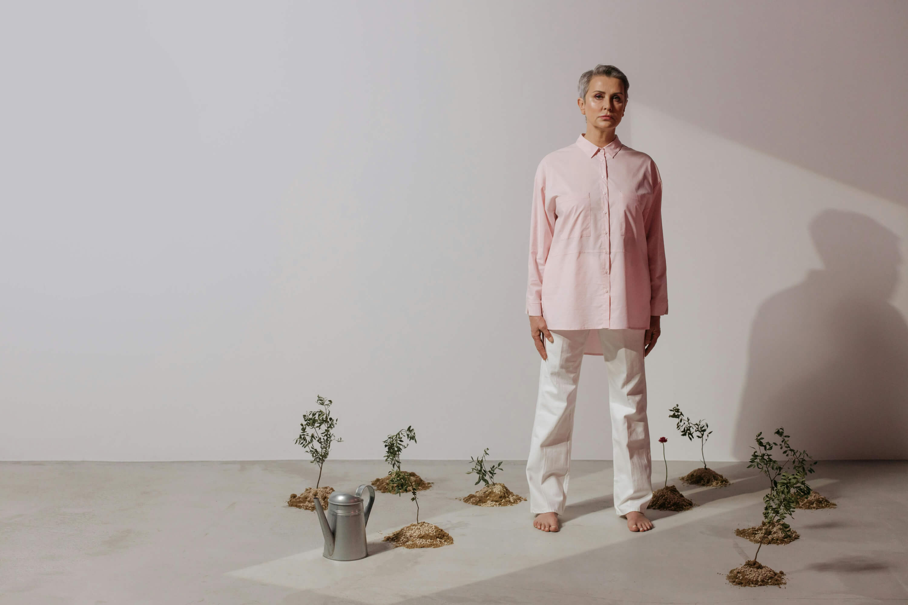 Los pantalones largos y holgados de las rebajas de Mango por menos de 15 euros que llevarán las mujeres +50 que veranean en el norte junto a camisas elegantes