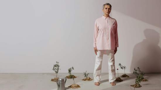 Los pantalones largos y holgados de las rebajas de Mango por menos de 15 euros que llevarán las mujeres +50 que veranean en el norte junto a camisas elegantes