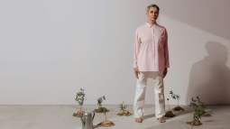 Los pantalones largos y holgados de las rebajas de Mango por menos de 15 euros que llevarán las mujeres +50 que veranean en el norte junto a camisas elegantes