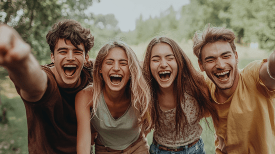 zinetmedia_Grupo_de_amigos_riendose_--ar_43_--v_6.1_0cb0ef10-ac6d-461b-9b11-920880ca4479_2