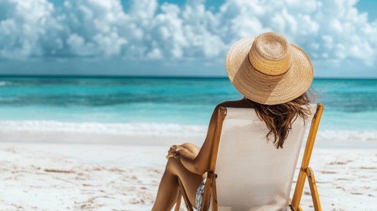 zinetmedia_mujer_en_la_playa_sentada_en_una_silla_de_playa_di_f068a2bb-ef47-44cc-8551-3ed13acd9659_1