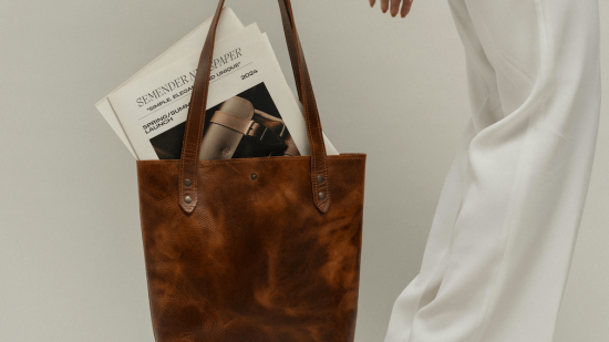 Parfois se adelanta al otoño y lanza el bolso que promete triunfar entre las mujeres +50 porque es compacto y cómodo para llevar en el día a día