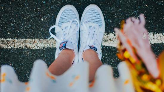 Decathlon tira la casa por la ventana con estas zapatillas Skechers por menos de 35 euros que las mujeres de 50 y 60 años querrán para la vuelta a la rutina