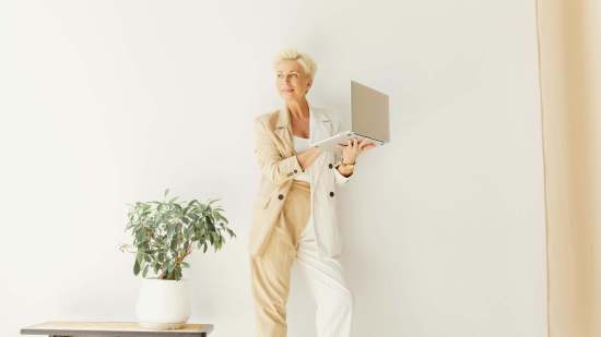 Sfera se adelanta a la vuelta al trabajo con estos pantalones elegantes y cómodos por su cintura elástica que llevarán las mujeres +50 con blusas