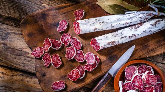 Fuet ibérico recién cortado