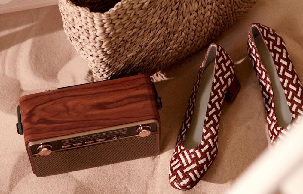 Stradivarius sigue la tendencia de Parfois con estas bailarinas que las mujeres +50 no pararán de llevar en otoño porque son femeninas y elegantes