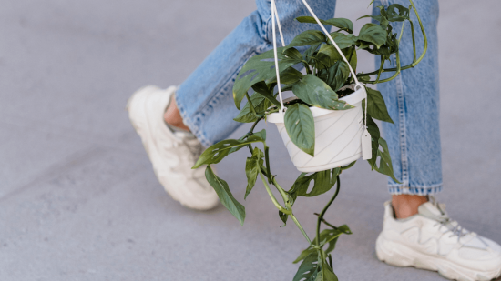 Geox le hará competencia a las Skechers en otoño entre las mujeres de 50 y 60 años con estas zapatillas que quedan bien con faldas y pantalones holgados
