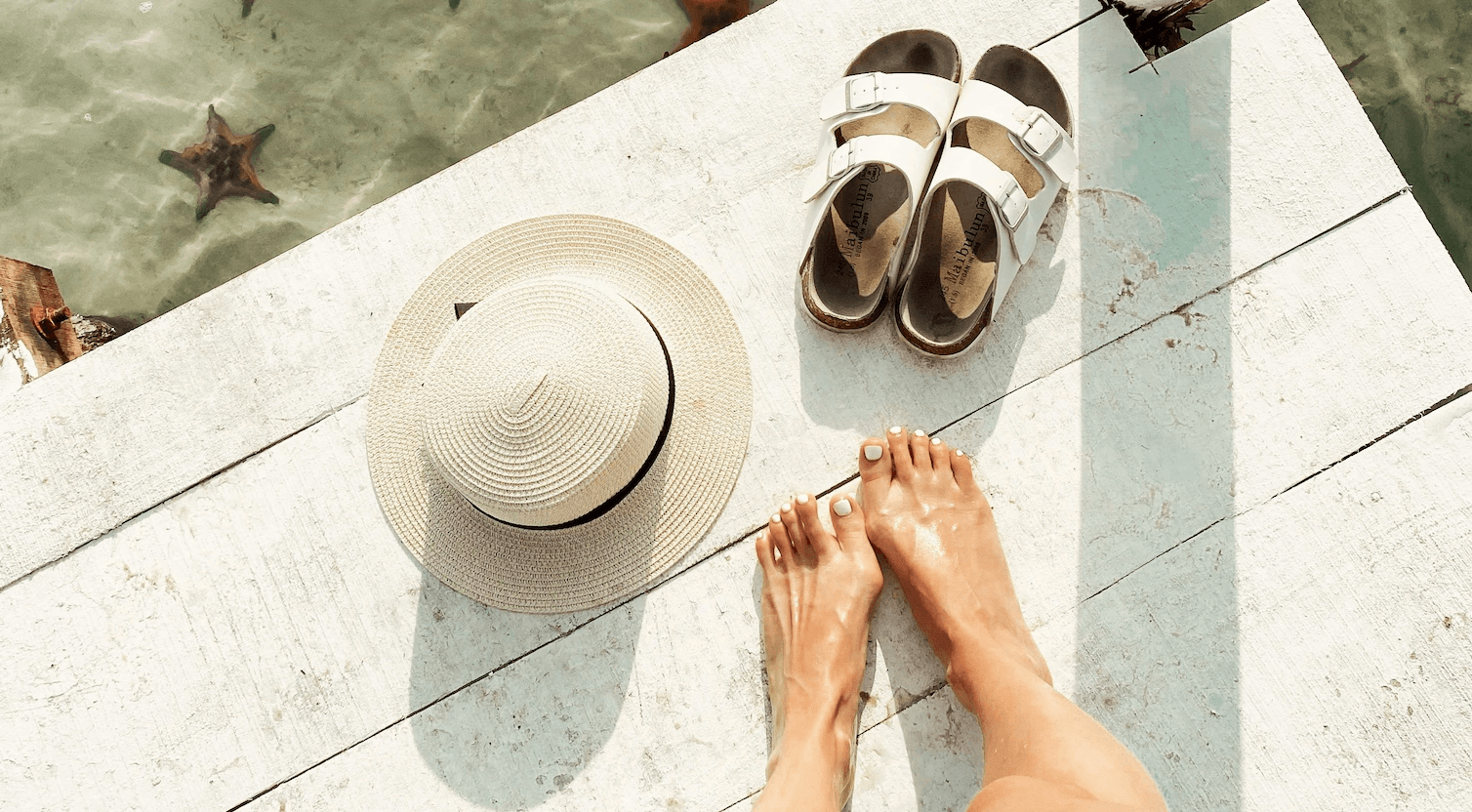 El truco de la Marie Kondo española para limpiar las marcas de sudor y suciedad de las plantillas de las sandalias antes de guardarlas hasta el próximo verano