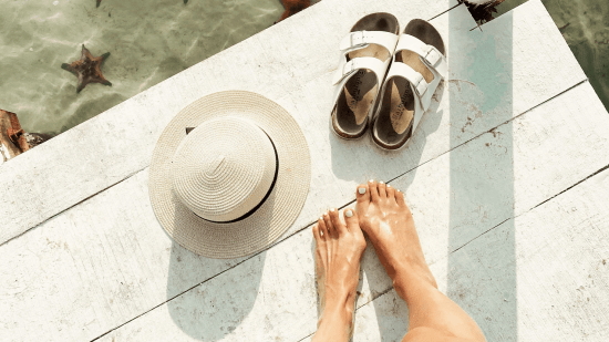 El truco de la Marie Kondo española para limpiar las marcas de sudor y suciedad de las plantillas de las sandalias antes de guardarlas hasta el próximo verano