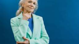 De Zara a Mango: los nuevos trajes de chaqueta que las mujeres +50 están fichando para la vuelta a la oficina porque son baratos, elegantes y estilizan