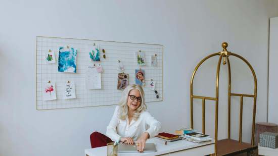 Ni Sfera ni Primark: las camisas por menos de 9 euros básicas y arregladas que las mujeres +50 prometen llevar en el vuelta a la rutina están en Lefties