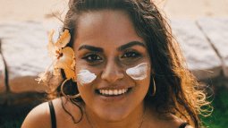 Cómo usar protector solar correctamente: los consejos de una experta para aplicar este producto imprescindible en el cuidado de la piel