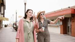 Los pantalones holgados y otras prendas animal print de Cortefiel, Zara o Massimo Dutti con las que las mujeres +50 lucirán esta tendencia de forma elegante