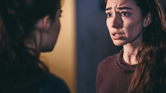 Una mujer se desahoga con otra mientras llora