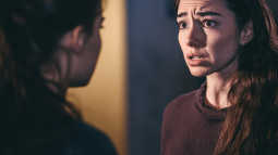 Una mujer se desahoga con otra mientras llora