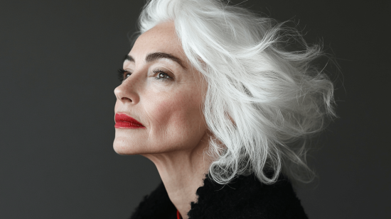 Retrato de una mujer con el pelo canoso