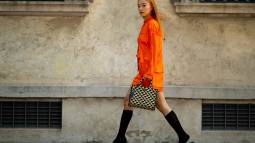 Estos son los colores que combinan con el naranja en moda