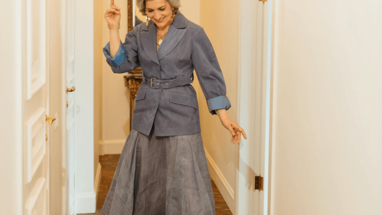 Mango tiene las nuevas faldas midi que las mujeres +50 prometen llevar con camisas y bailarinas en septiembre