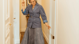 Mango tiene las nuevas faldas midi que las mujeres +50 prometen llevar con camisas y bailarinas en septiembre