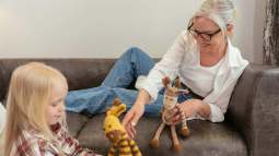 Los pantalones vaqueros de C&A, Zara o Sfera que las mujeres de 50 años están fichando para la vuelta a la rutina: holgados, cómodos y por menos de 30 euros