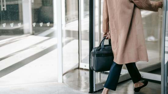 De Parfois a Stradivarius: los bolsos grandes y maletines prácticos, espaciosos y baratos que prometen agotar las mujeres +50 para la vuelta a la oficina