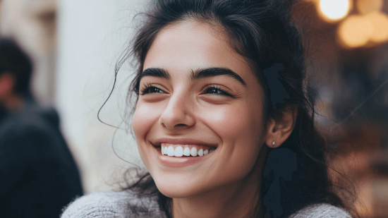 zinetmedia_mujer_sonriendo_con_un_hombre_en_una_primera_cita__5e9834cf-69c0-471f-81c7-980287f50843_0