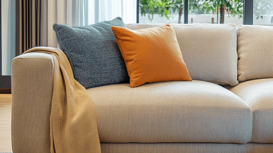 Un sofá de tela en un salón