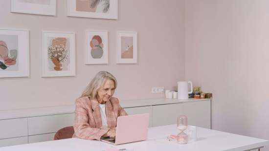 De Sfera a Zara: seis blazers elegantes y baratas que las mujeres +50 prometen llevar en este inicio de curso a la oficina junto a pantalones holgados