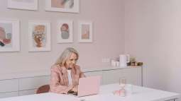 De Sfera a Zara: seis blazers elegantes y baratas que las mujeres +50 prometen llevar en este inicio de curso a la oficina junto a pantalones holgados