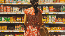 zinetmedia_mujer_haciendo_la_compra_en_un_supermercado_--ar_4_eef9b3f1-8a52-48da-8b1a-ec05a9ef53bd_2