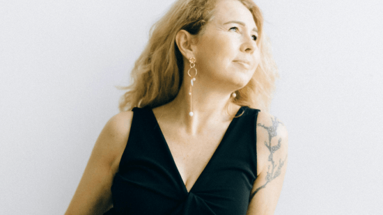 el vestido negro por poco más de 15 euros que es cómodo y versátil para las mujeres +50 en la vuelta a la oficina está en Lefties