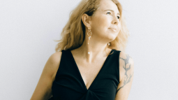 el vestido negro por poco más de 15 euros que es cómodo y versátil para las mujeres +50 en la vuelta a la oficina está en Lefties